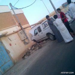 بالفيديو.. سقوط سيارة مسن بحفرة أثناء مسيرة تفحيط بحائل