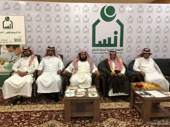 صورة مسيئة لموظف سعودي بمحل للملابس الرياضية تستفز المغردين.. ومطالبات بمعاقبة المحل